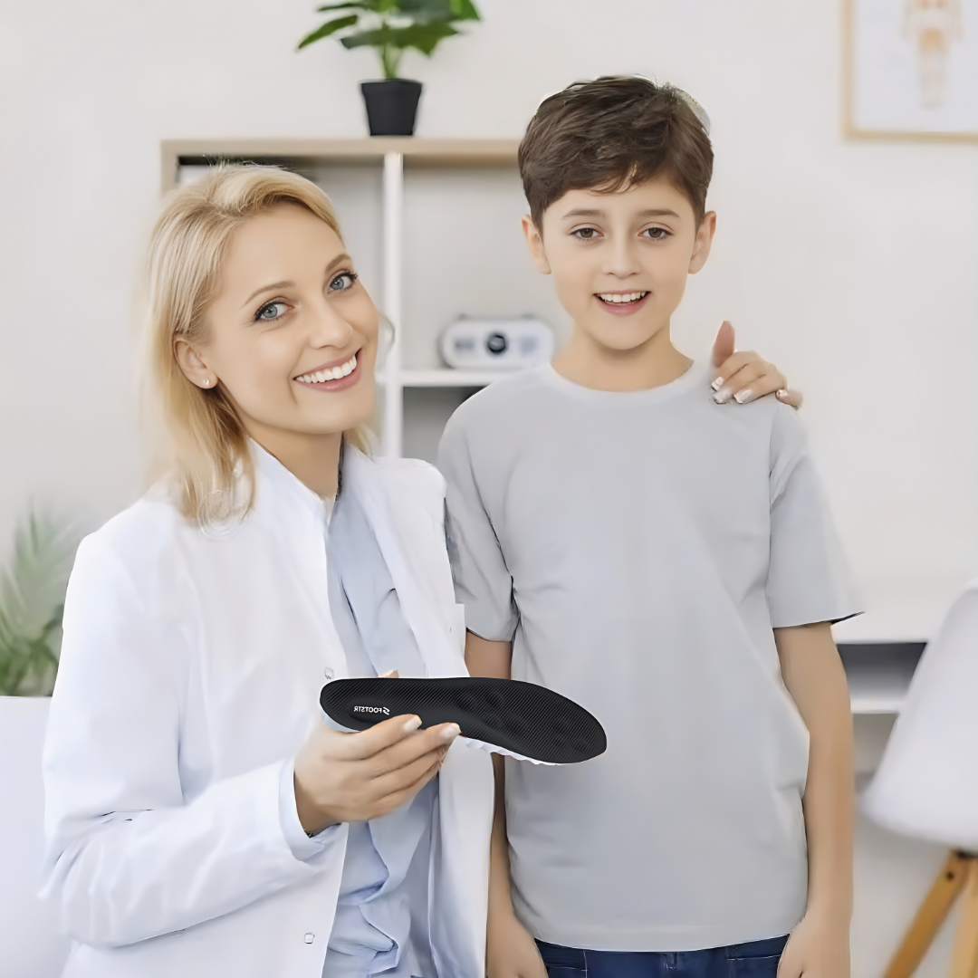 Podóloga y niño con plantillas Footstr